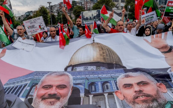 صورة هنية والسنوار في مسيرة فلسطينية