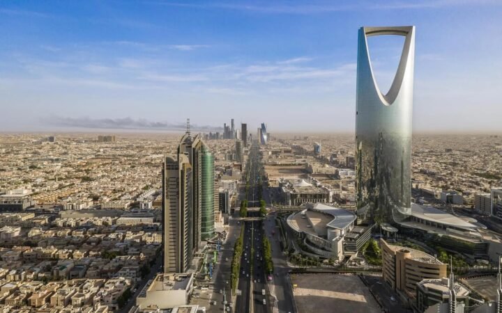 السفارات السعودية تسيّر حافلات لنقل العالقين في 5 دول إلى الرياض بعد إلغاء رحلاتهم الجوية