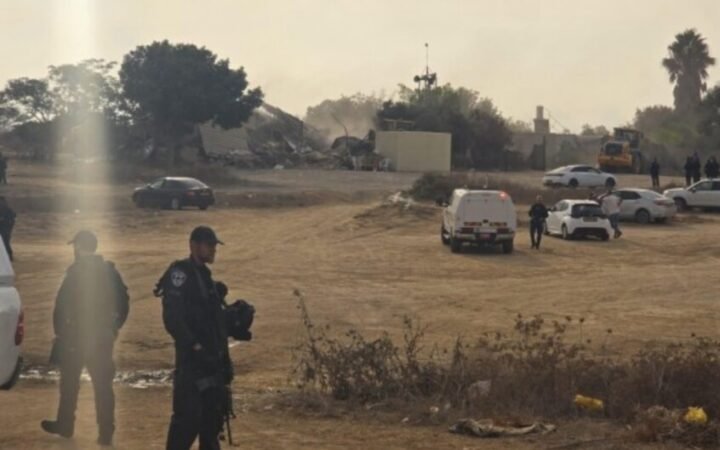 باشرت السلطات الإسرائيلية، صباح اليوم الاثنين، عمليات هدم 80 عائلة في قرية الظحية بمنطقة النقب.