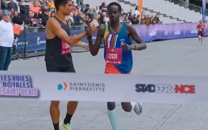 خطأ عداء كاد يكلفه السباق.. ومنافسه يفاجئ الجميع بتصرف غير متوقع