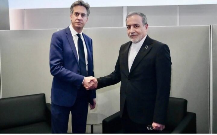 وزير الخارجية البريطاني في مأزق بسبب مصافحته لنظيره الإيراني في نيويورك