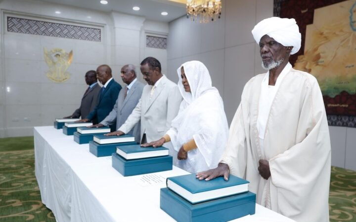 السودان.. أعضاء المحكمة الدستورية يؤدون القسم أمام رئيس مجلس السيادة