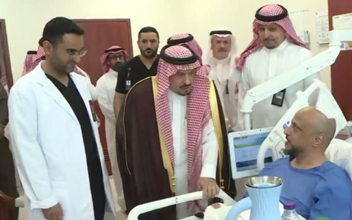 أمير منطقة الرياض يتفقد المصابين في الهجوم على مطار الرياض