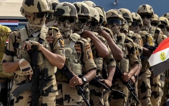 عناصر من الجيش المصري خلال عملية اصطفاف في شمال سيناء
