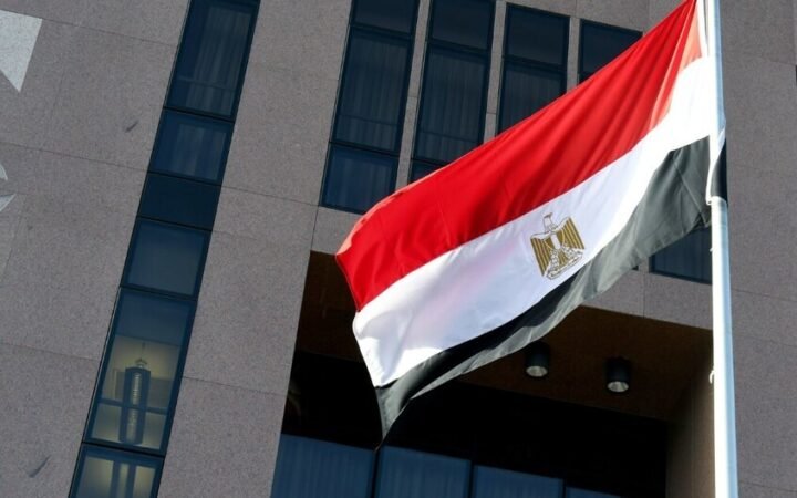 علم مصر أمام وزارة الخارجية المصرية في قلب العاصمة القاهرة