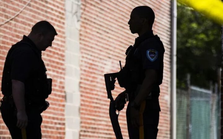 احتجاز الممثلة سلمى بلير في نيويورك بعد اتهامها بالاعتداء على طاقم طائرة لدلتا