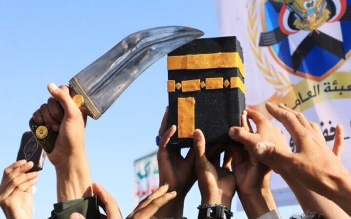 الحوثيين يرفعون مجسماً للكعبة خلال تجمع لدعم الجماعة واحتجاجا على اتهام السعودية بأنهم استهدفوا أقدس مواقع الإسلام في مكة