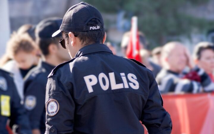 تركيا: ضربة جديدة لبلدية إيتيميسغوت.. احتجاز 25 شخصا بينهم نائبان للرئيس