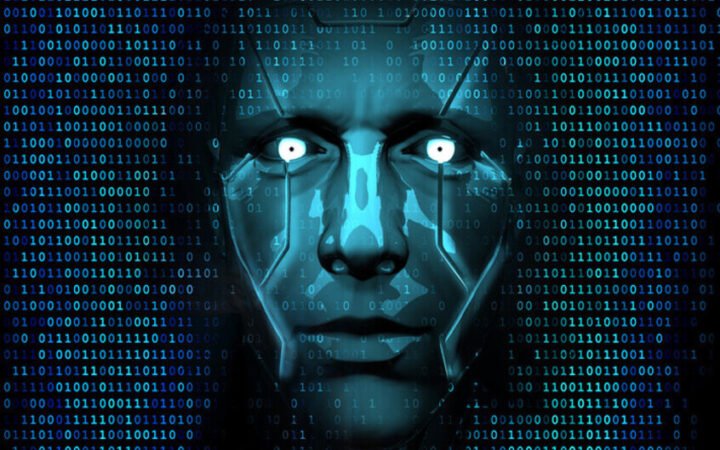 وجه نصف بشري ونصف آلي، يتميز بخطوط ومسارات إلكترونية مضيئة باللون الأزرق الفاتح وعينان متوهجتان بشدة باللون الأبيض اللامع، ما يمنحه مظهرا حادا
