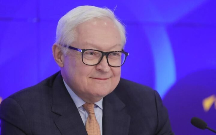 ريابكوف: الاتحاد الأوروبي لم يعد يعرف ماذا يبتكر في عقوباته على النفط الروسي