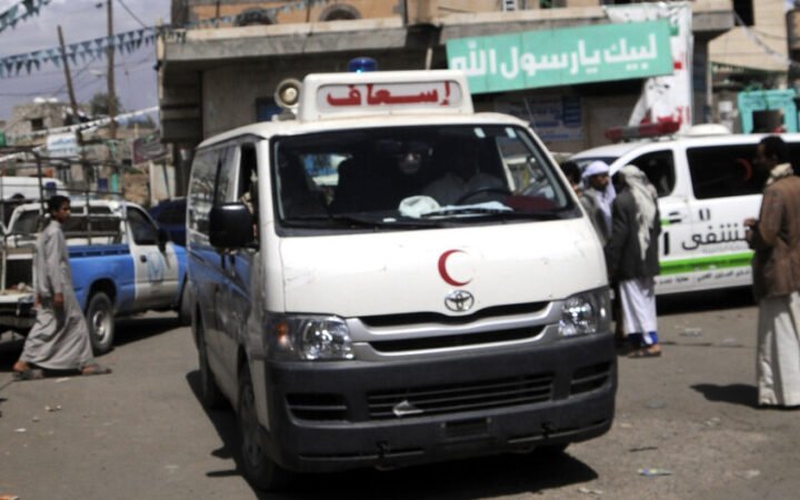 سيارة إسعاف تصل إلى موقع انفجار في صنعاء