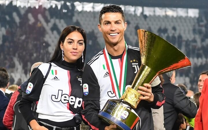 مفاجأة.. يوفنتوس يطالب رونالدو باسترداد 9.8 مليون يورو