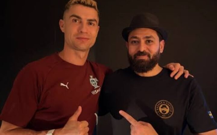 "تجمدت عند الباب".. حلاق سوري يكشف كواليس لقائه برونالدو وما قاله عن سوريا