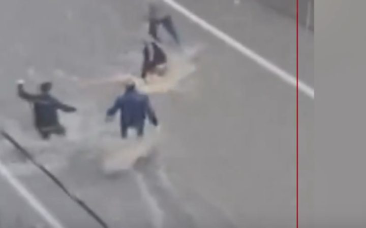 المارّة ينقذون سيدة جرفتها مياه السيول في مدينة إسطنبول