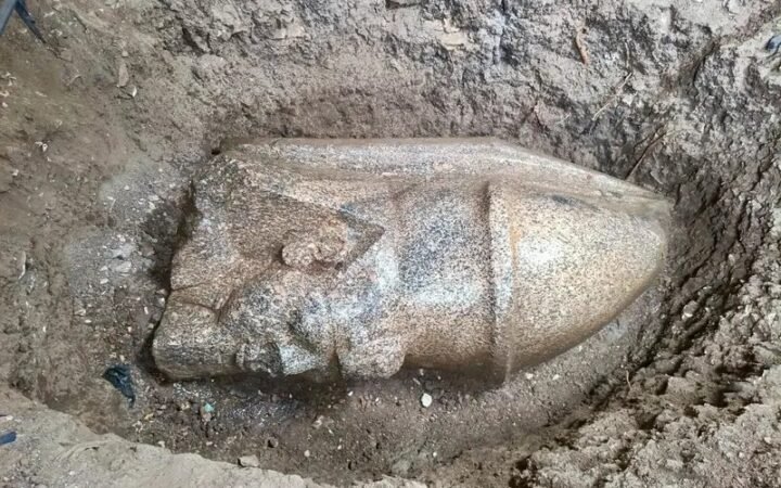 عثور فلاح مصري على حجر قاد لاكتشاف كنز أثري كبير