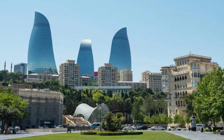 أذربيجان تنفي حظر الحجاب في المؤسسات الطبية وتحذر من تداول بيانات مزيفة