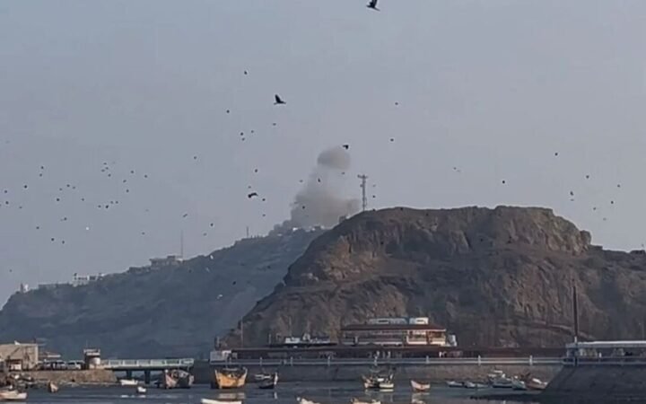 الحوثيون يعلنون استهداف مقر إقامة رئيس اليمن رشاد العليمي في عدن