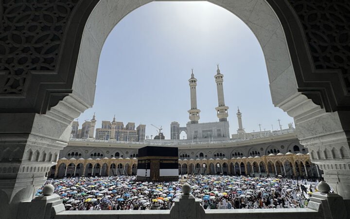 أمير سعودي يرد على تدوينة أثارت جدلا حول العمرة من الرياض