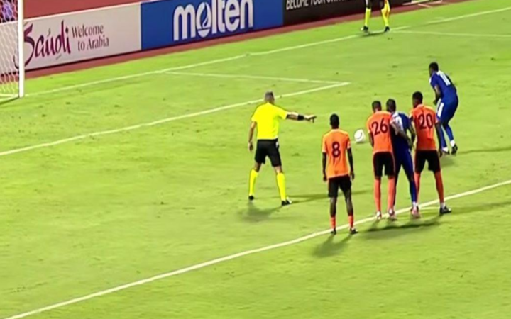 نهاية كارثية.. لاعب جامايكي يبتكر طريقة غريبة لتنفيذ ركلة جزاء