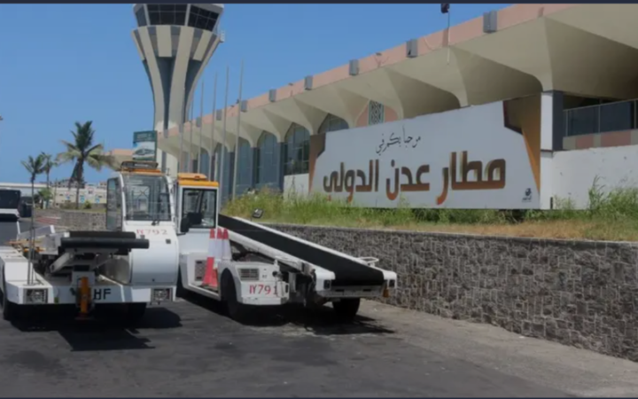 صاروخان يصيبان مطار عدن والتحالف السعودي يعترض صاروخا متجها إلى ينبع