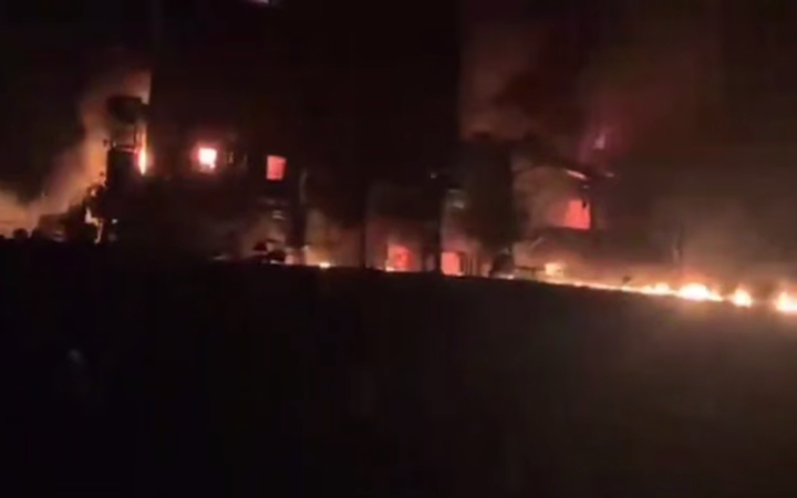 الحرس الثوري الإيراني: انفجار في ناقلة نفط عملاقة بعد اصطدامها بلغم بحري في مضيق هرمز