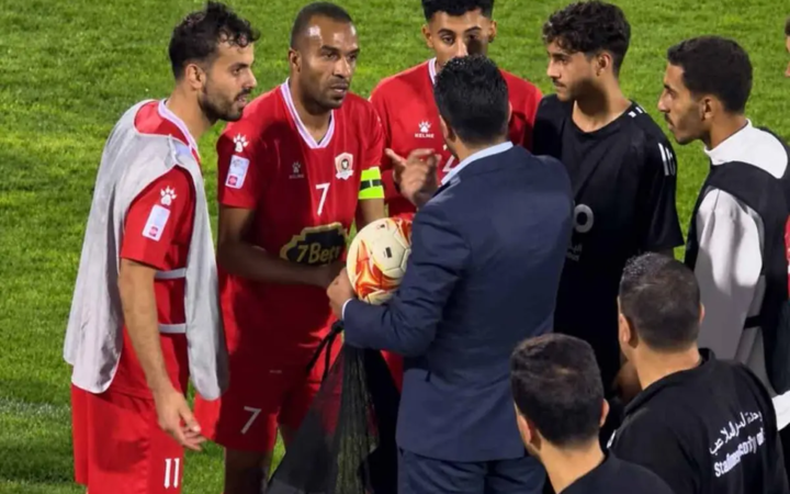 واقعة غريبة في الدوري الأردني.. مسؤول يمنع لاعبا سجل "هاتريك" من الاحتفاظ بكرة المباراة