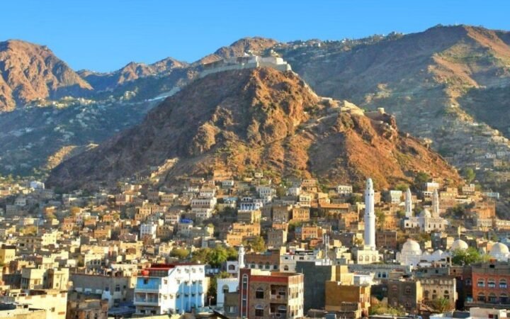 فايننشال تايمز: الحوثيون يحاصرون ثالث أكبر مدينة في اليمن ويقطعون معظم طرق الإمدادات