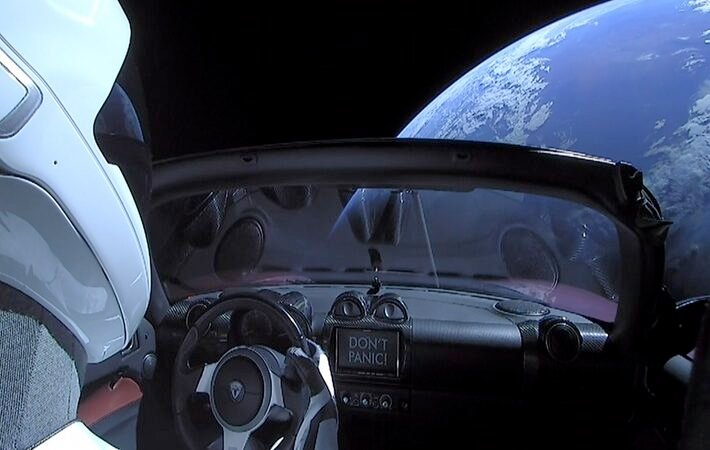 ماسك يكشف عن قدرات سيارة Roadster في تنفيذ الحركات البهلوانية الخطيرة بإيعاز من صوت صاحبها