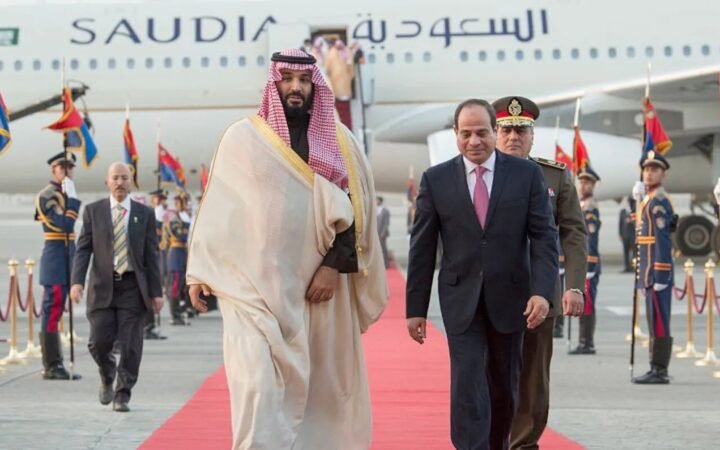 الرئيس المصري خلال استقباله ولي العهد السعودي الامير محمد بن سلمان في مطار القاهرة