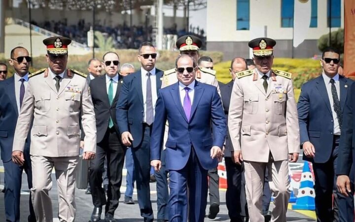 الرئيس السيسي بين كبار قادة القوات المسلحة خلال الاحتفال بتخريج دفعة جديدة من الأكاديمية العسكرية المصرية