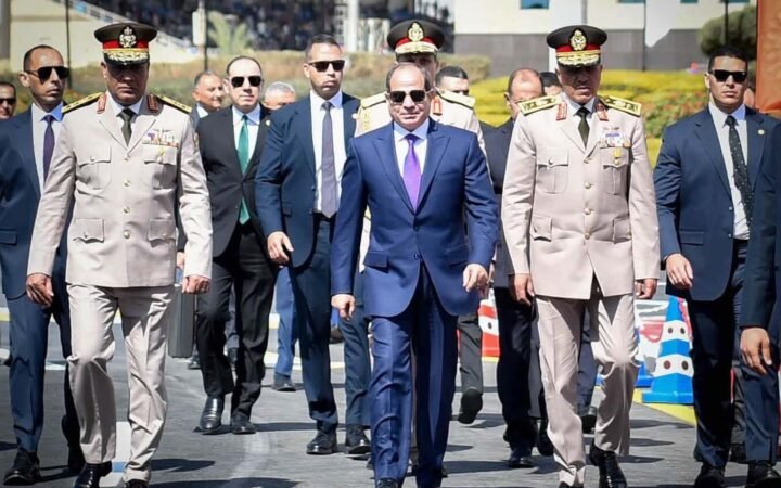 قيادي حوثي يهاجم السيسي ويحذر مصر من التدخل العسكري في اليمن