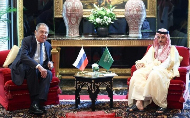 وزيرا خارجية روسيا والسعودية يبحثان العلاقات الثنائية بين البلدين وأمن الملاحة في الخليج