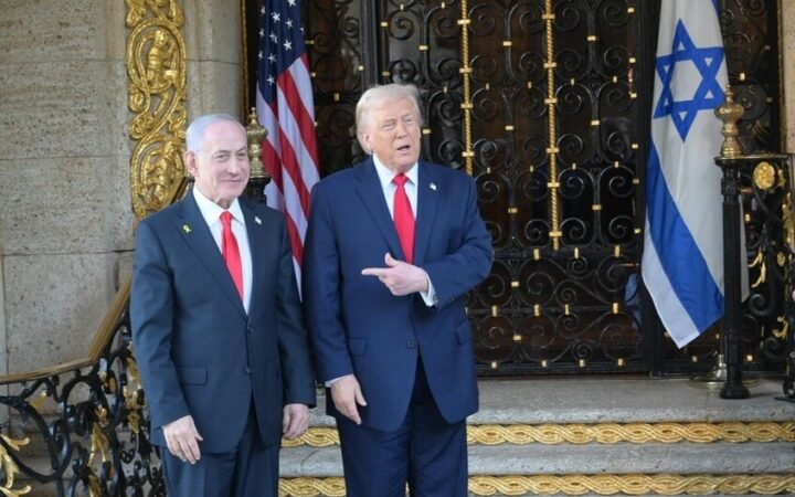 الرئيس الأمريكي يجدد تأييده المطلق لرئيس وزراء إسرائيل ويستبعد التعاون مع خلفه