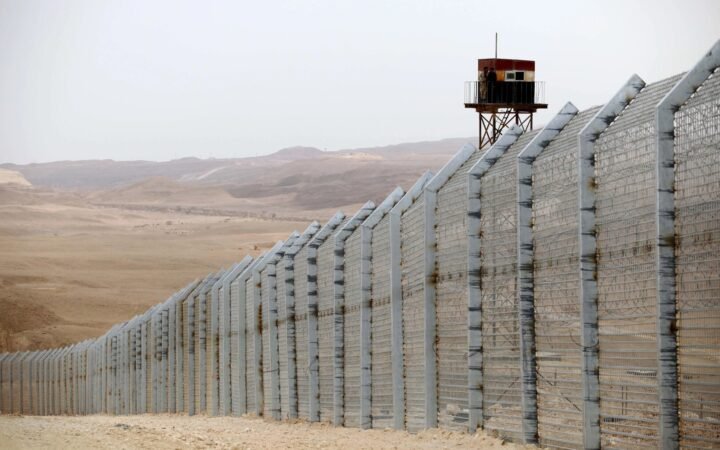 إسرائيل تنفذ خطة على حدود 4 دول عربية