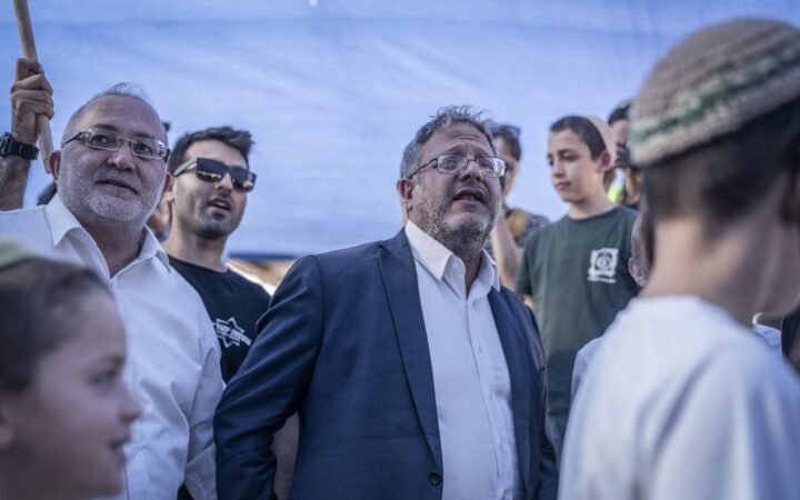 بن غفير يدعو يهود فرنسا للهجرة إلى إسرائيل وسط احتجاجات في باريس
