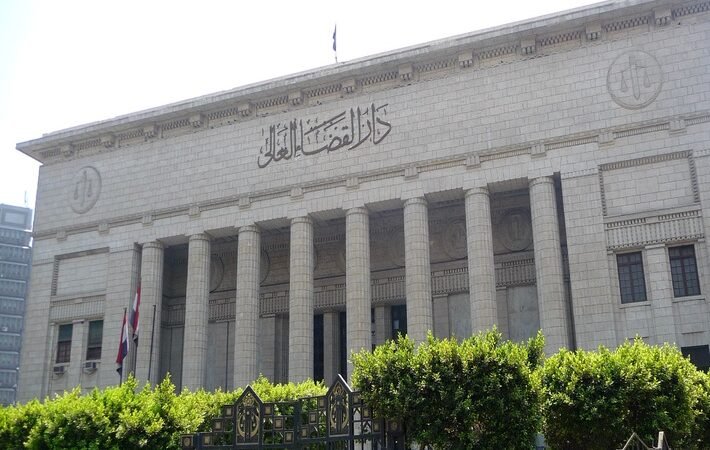 اتهامات بالتزوير والتربح تلاحق مسؤولا حكوميا كبيرا في مصر
