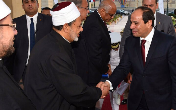 السيسي يصافح شيخ الأزهر أثناء احتفال مصربمناسبة المولد النبوي