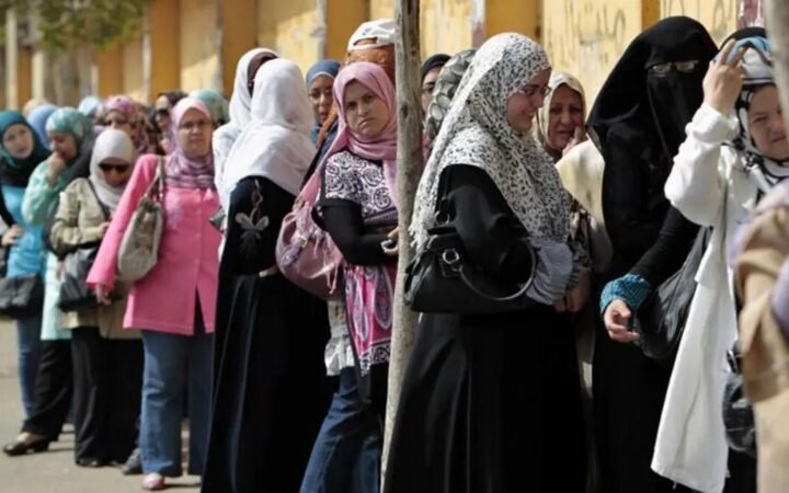 أزمة في مصر بسبب "تعري المرأة".. وعبد الله رشدي يرد
