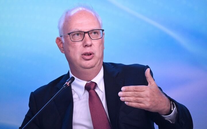 دميتريف: أزمات الهجرة والطاقة تتجاوز قدرة بيروقراطيي الاتحاد الأوروبي على حلها
