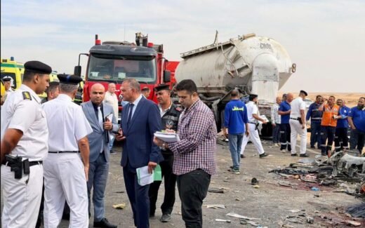 مصرع 13 مصريا وإصابة 34 آخرين.. حادث مروع على الطريق الصحراوي (صور)