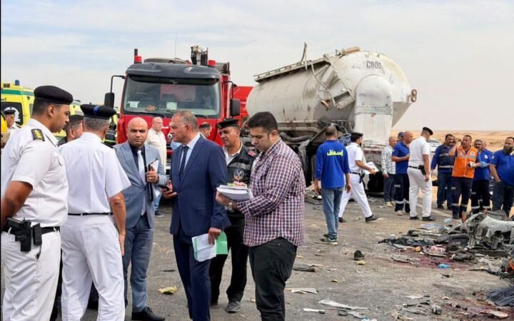 مصرع 13 مصريا وإصابة 34 آخرين.. حادث مروع على الطريق الصحراوي (صور)