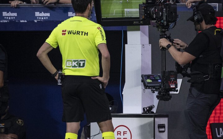 "فضيحة" قبل الكلاسيكو.. تلفزيون ريال مدريد يتهم لاعبي برشلونة بالتدخل في قرارات التحكيم