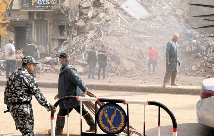 انتشال جثمان سيدة من تحت أنقاض مبنى الإسكندرية المنهار والبحث جار عن آخرين