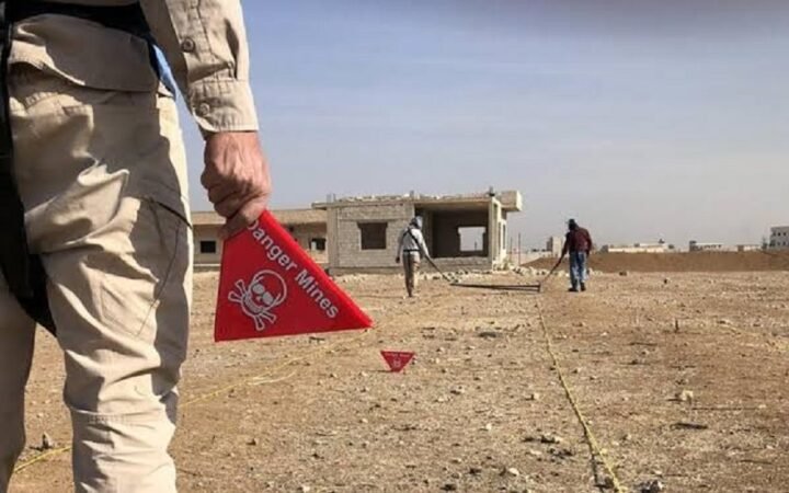 إصابة جنديين سوريين خلال قيامهما بنزع ألغام من مخلفات النظام السابق في ريف الرقة