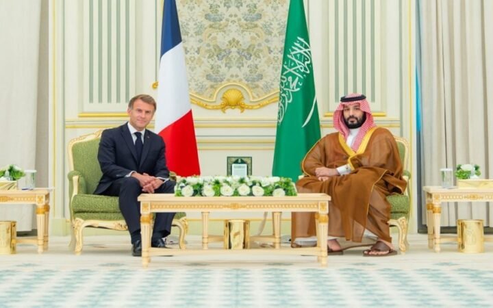 ماكرون يصل الرياض في زيارة مفاجئة و"غير معلن عنها"
