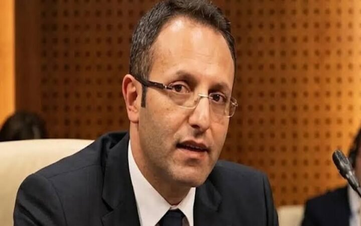 القضاء التركي يوقف المستشار السابق للرئيس أردوغان في قضية
