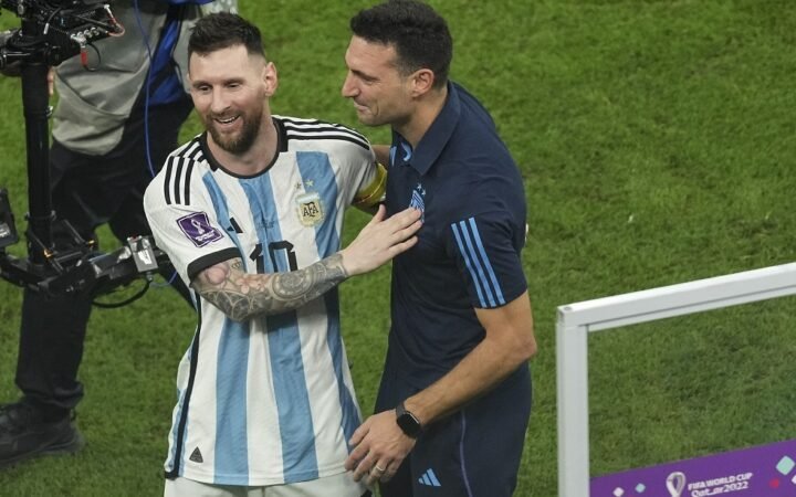 بعد اعتزال ميسي.. سكالوني يحسم مستقبله مع منتخب الأرجنتين