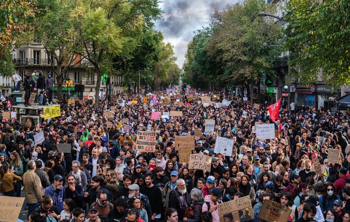 فرنسا.. الآلاف يحتشدون في باريس بعد انتزاع حكم قضائي يلغي قرار الشرطة حظر التظاهر في العاصمة