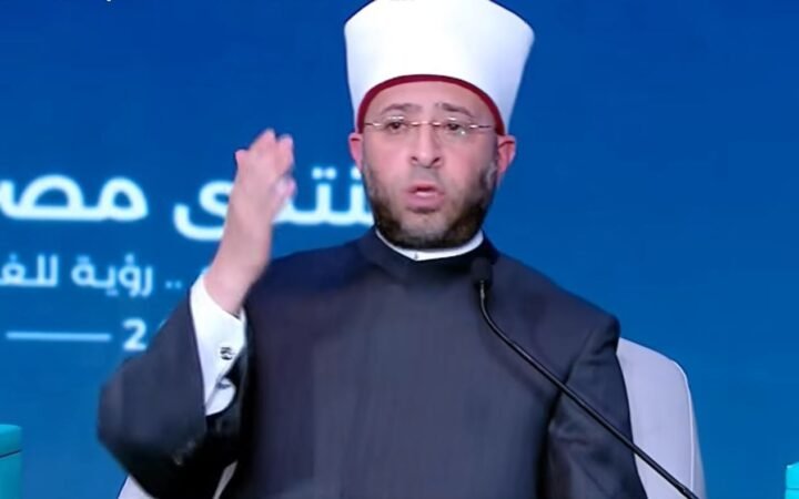 وزير الأوقاف المصري يرد بحضور السيسي على "عسكرة" الوزارة