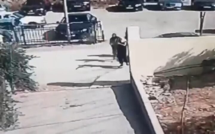 كاميرات المراقبة توثق لحظة هجوم مسلحين على كنيسة في الكرك بالأردن